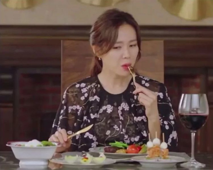 Đặt lên bàn cân những lần 'đụng độ' outfit của chị đẹp Son Ye Ji và các idol K-pop Ảnh 14