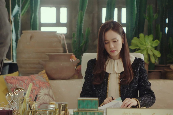 Đặt lên bàn cân những lần 'đụng độ' outfit của chị đẹp Son Ye Ji và các idol K-pop Ảnh 8