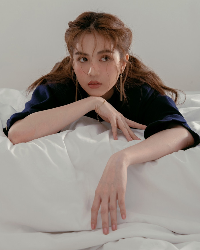 Trước đó khi tham gia 1 gameshow, trước câu hỏi 'Đàn ông sống ảo là yếu sinh lý?', Ngọc Trinh đã khẳng định: 'Em thừa nhận đàn ông thích sống ảo là yếu sinh lý. Tại vì họ bị mặc cảm với chuyện đó nên họ sợ bị người ngoài đánh giá họ, nên họ càng sống ảo, càng phơi bày cơ thể để họ che đậy cái yếu sinh lý của họ'.