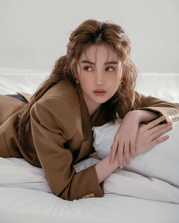 Dù đã ngoài tuổi 30 nhưng 'Nữ hoàng nội y' vẫn sở hữu gương mặt trẻ trung và thân hình gợi cảm đáng 'ghen tỵ'.