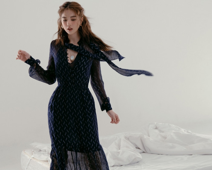 Không những không mặc đồ hở bạo, Ngọc Trinh còn chọn cho mình lối trang phục nhẹ nhàng, nữ tính.