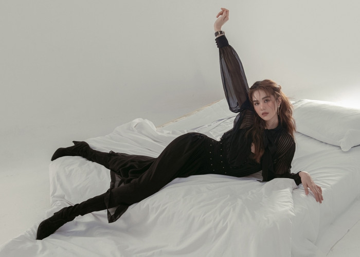 Cách tạo dáng lần này của mỹ nhân Trà Vinh cũng có nhiều khác biệt.