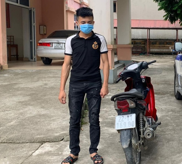 Lê Vũ Hoàng, nam thanh niên mặc váy, bốc đầu xe máy trong đoạn video trên. 