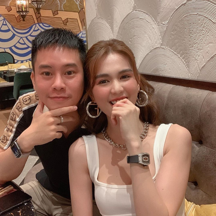 Ngọc Trinh 'để lộ' khoảnh khắc hôn má công khai một chàng trai, cư dân mạng tò mò về danh tính Ảnh 5