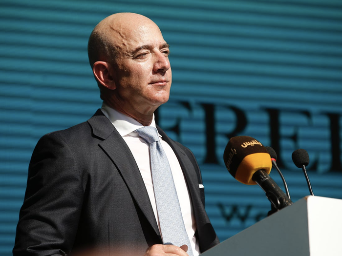 Ông chủ Amazon - Jeff Bezos - là người kiếm được nhiều tiền nhất từ đầu năm đến nay. (Ảnh: AP Photo/Lefteris Pitarakis)