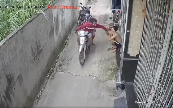 Người đàn ông bị giật điện thoại khi chơi game trước cửa nhà, hành động táo tợn của tên cướp thực sự khiến người ta kinh hãi Ảnh 2