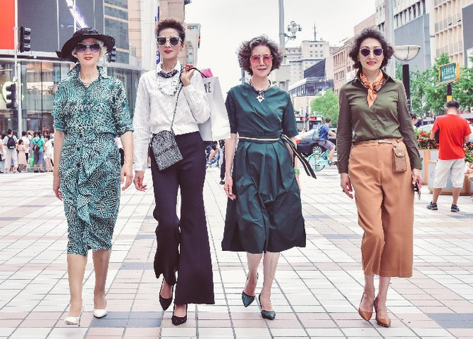 Nhóm Glamma Biejing luôn nhận được sự quan tâm của đông đảo cư dân mạng bởi cách mix đồ tài tình của các cụ bà U60
