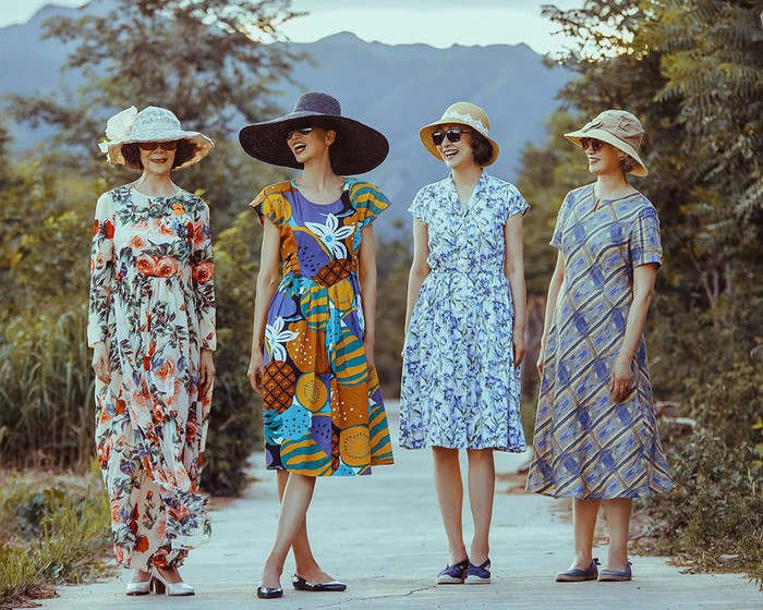 Cả nhóm thường ăn mặc theo concept trang phục đồng điệu từ váy vóc nữ tính