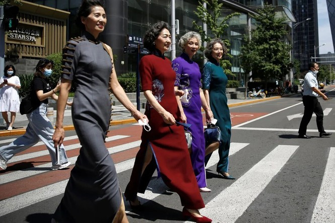 Tất cả người trên phố đều phải ngoái lại nhìn các người mẫu nghiệp dư ở độ tuổi U60 sải bước 