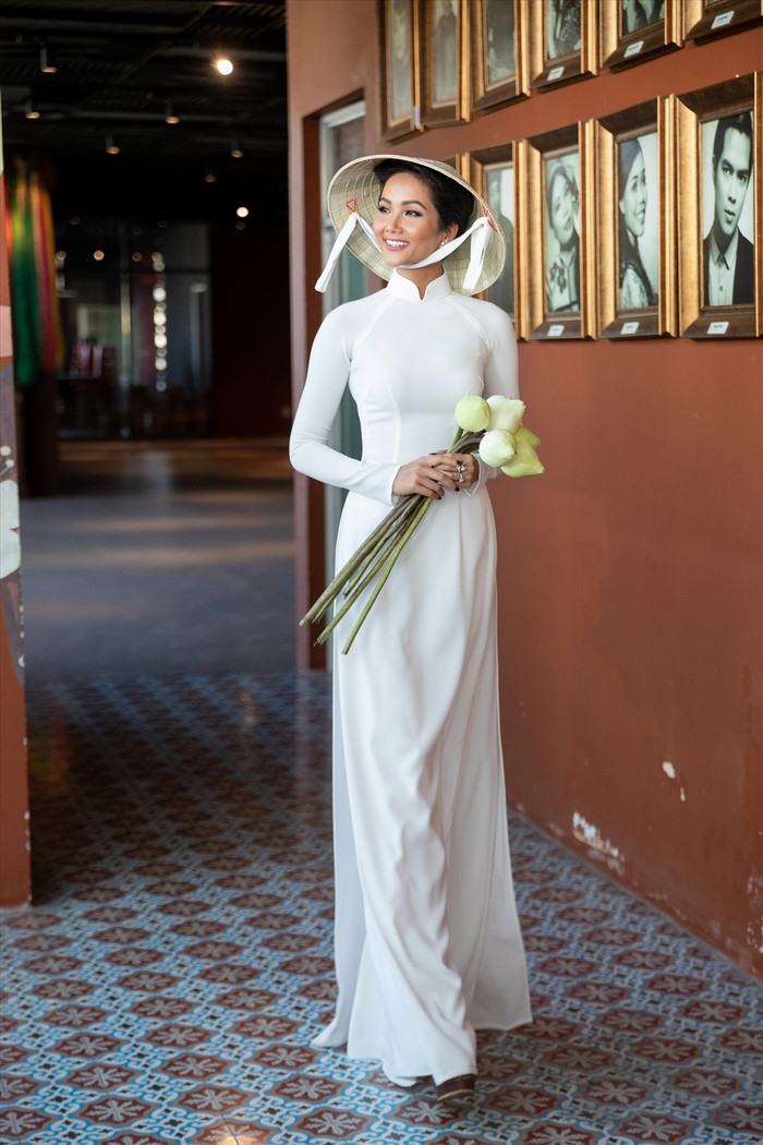 Dàn hoa hậu Việt diện áo dài trắng nền nã: Hương Giang - H'Hen Niê - Tiểu Vy - Khánh Vân xinh đẹp rạng ngời Ảnh 6