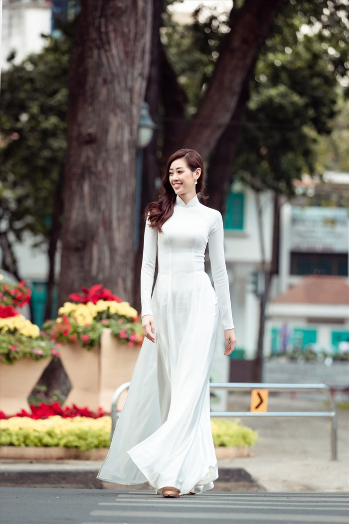 Dàn hoa hậu Việt diện áo dài trắng nền nã: Hương Giang - H'Hen Niê - Tiểu Vy - Khánh Vân xinh đẹp rạng ngời Ảnh 12