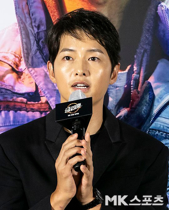 Kim Tae Ri khoe dáng mũm mĩm đáng yêu bên Song Joong Ki tại họp báo phim 'Space Sweepers' Ảnh 6