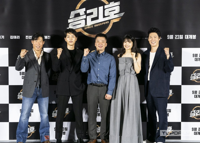 Đạo diễn Sung Hee Jo và dàn diễn viên chính của phim 'Space Sweepers'