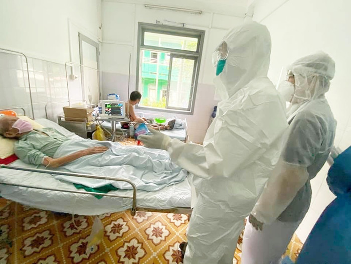 Bác sĩ điều trị cho bệnh nhân nhiễm COVID-19.