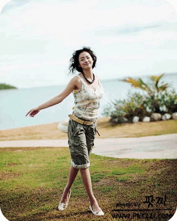 Lúc này bà xã Bi Rain để tóc uốn xù trông không khác gì tổ quạ