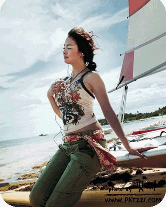 Khi mặc áo hở eo, ở góc chụp nghiêng nữ diễn viên còn để lộ vòng eo ngấn mỡ