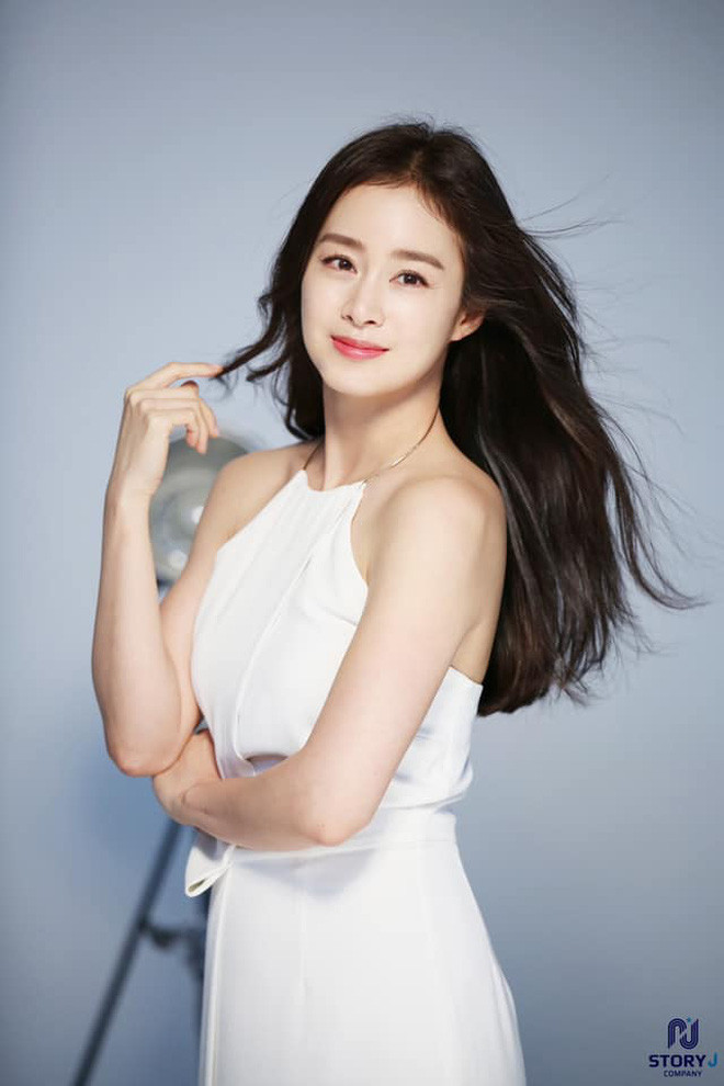 Kim Tae Hee vốn luôn được biết đến với hình ảnh ngọc nữ, là tường thành nhan sắc của màn ảnh Hàn Quốc
