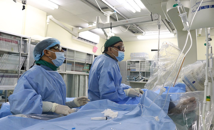 Bác sĩ tham gia chống dịch COVID-19 không thể về lúc cha bị nhồi máu cơ tim, đồng nghiệp kịp thời cấp cứu Ảnh 5