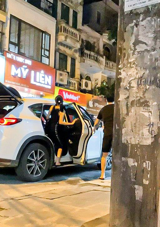 Hé lộ loạt ảnh Lệ Quyên 'tay trong tay' cùng với một người đàn ông lạ mặt Ảnh 3