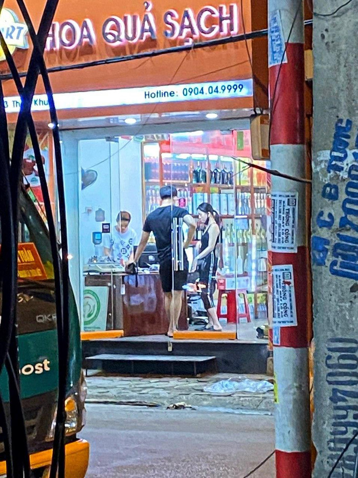 Hé lộ loạt ảnh Lệ Quyên 'tay trong tay' cùng với một người đàn ông lạ mặt Ảnh 5