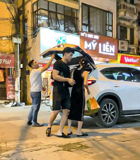 Hé lộ loạt ảnh Lệ Quyên 'tay trong tay' cùng với một người đàn ông lạ mặt Ảnh 7