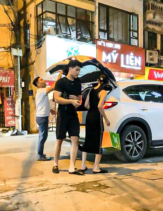 Hé lộ loạt ảnh Lệ Quyên 'tay trong tay' cùng với một người đàn ông lạ mặt Ảnh 8