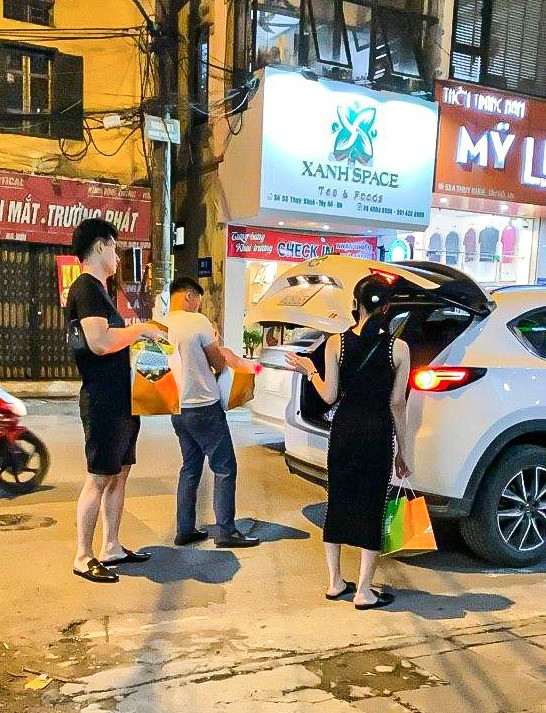 Hé lộ loạt ảnh Lệ Quyên 'tay trong tay' cùng với một người đàn ông lạ mặt Ảnh 9