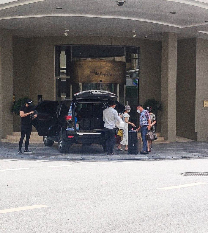 Hé lộ loạt ảnh Lệ Quyên 'tay trong tay' cùng với một người đàn ông lạ mặt Ảnh 10