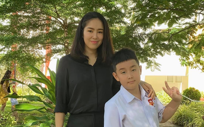 Ngày đi học đầu tiên của con trai Lê Phương sau khi chuyển lên thành phố ở cùng mẹ và bố dượng Ảnh 2