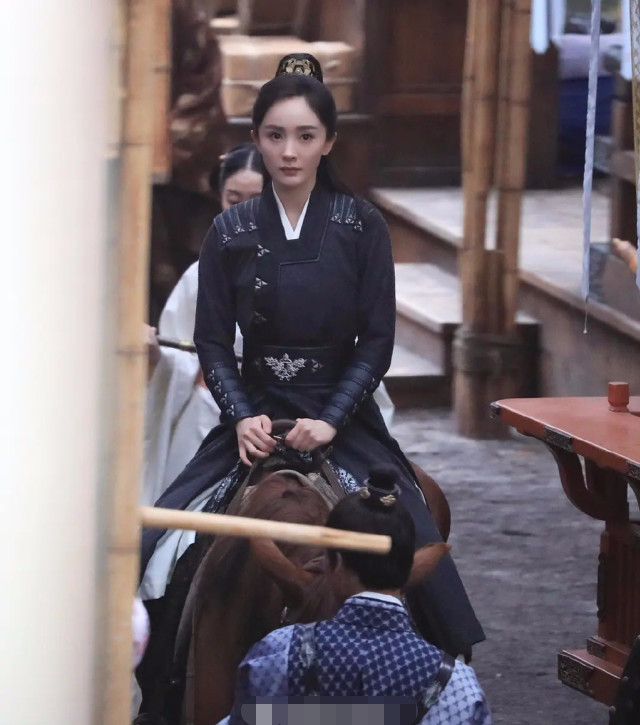 Tạo hình nữ cải nam trang của Dương Mịch trong 'Hộc Châu phu nhân', Cnet: Mặt nhỏ mà còn đẹp trai quá Ảnh 16