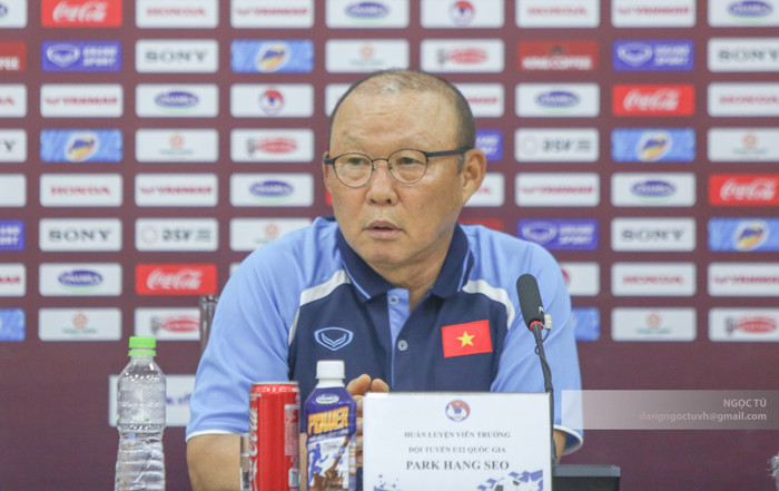 HLV Park Hang-seo trao đổi với truyền thông sáng 18/8. Ảnh: Đ.H