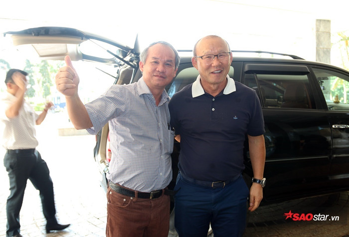 Bầu Đức có đến 3 lần sang Hàn Quốc mới mời được HLV Park Hang Seo. Do đó, chúng ta đừng vì câu chuyện tiền bạc làm tổn thương ông Park.