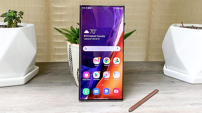 Với mức giá này, chắc chắn không một ai muốn làm xước hay làm rơi vỡ chiếc flaship mới của Samsung trong khi sử dụng. (Ảnh: Tom's Guide)