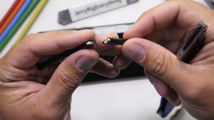 Bên trong của bút bao gồm pin lithium-titanate (LTO) nhỏ ở trên cùng và cuộn dây sạc gần đầu bút. (Ảnh: JerryRigEverything)