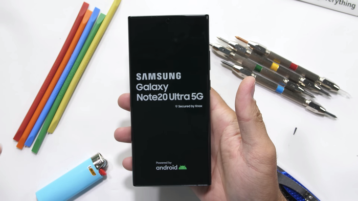 JerryRigEverything đã chọn chiếc flagship mới nhất của Samsung - Galaxy Note20 Ultra - để thực hiện những màn tra tấn đặc biệt nhằm kiểm tra độ bền thiết bị. (Ảnh: JerryRigEverything)