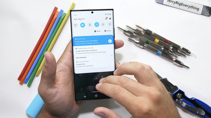 Các thử nghiệm bao gồm: Cào xước màn hình bằng dao, hơ lửa và bẻ cong. (Ảnh: JerryRigEverything)