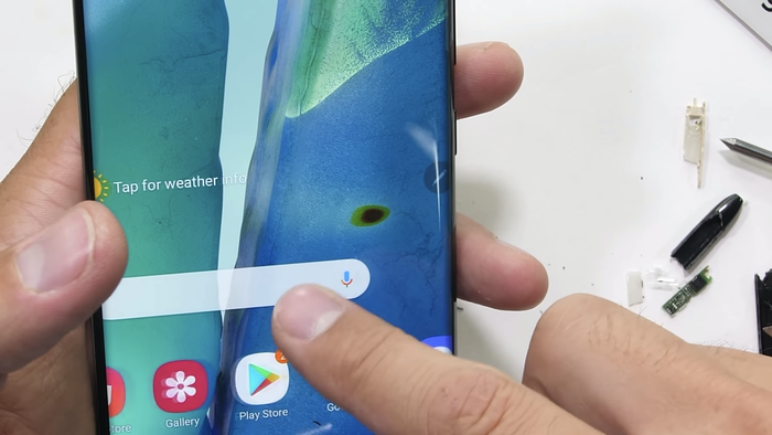 Kết quả cho thấy, màn hình của điện thoại đã không phục hồi sau thử nghiệm hơ lửa. (Ảnh: JerryRigEverything)