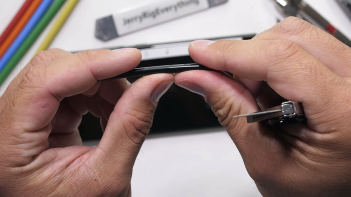 YouTuber JerryRigEverything đã bẻ đôi chiếc bút cảm ứng S-Pen mà không cần tốn quá nhiều lực. (Ảnh: JerryRigEverything)