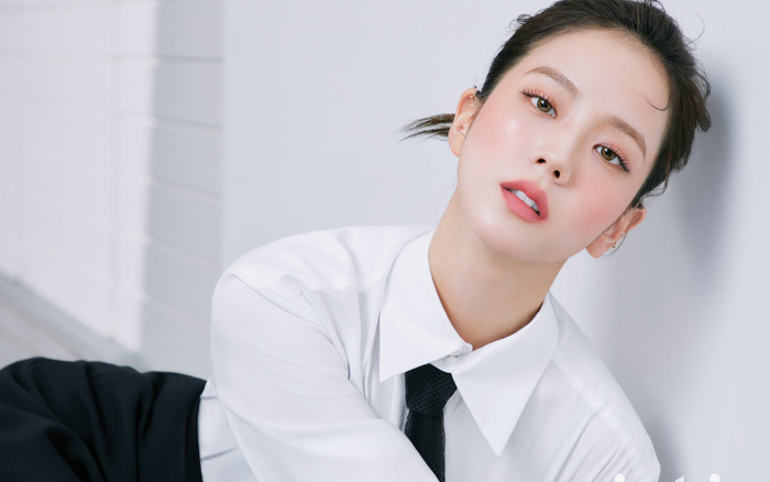 Jisoo (BlackPink) rạng rỡ trên bìa Marie Claire tháng 9, tiết lộ lịch trình bận rộn Ảnh 2