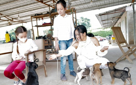 Hồng Nhung hé lộ khoảnh khắc bình yên cùng các con sau khi hoàn thành 14 ngày cách ly tập trung Ảnh 2