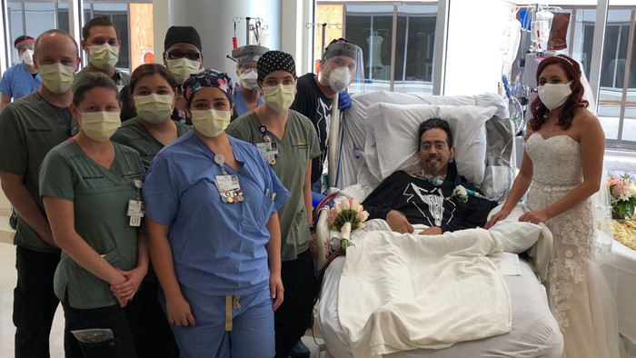 Các y, bác sĩ có mặt trong buổi lễ chúc phúc cho đám cưới của vợ chồng Muniz