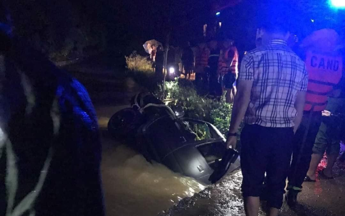 Qua đập tràn xe ô tô bị dòng nước cuốn trôi, mẹ cùng con gái 2 tuổi mất tích Ảnh 2