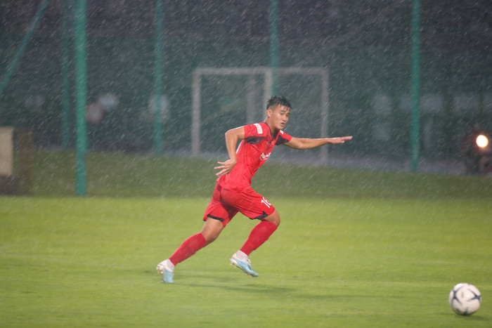 Các cầu thủ nỗ lực vượt qua khó khăn của thời tiết để ghi điểm với thầy Park.