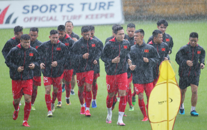 Cận cảnh U22 Việt Nam 'luyện công' dưới cơn mưa trắng trời ở Hà Nội Ảnh 2