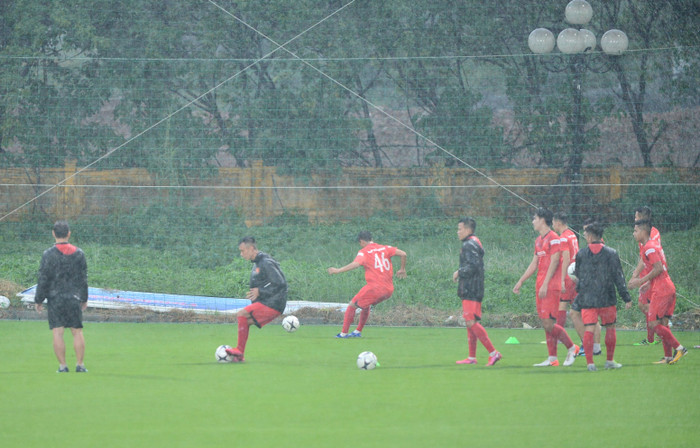 Cơn mưa nặng hạt ảnh hưởng tới chất lượng buổi tập, nhưng HLV Park Hang-seo yêu cầu các cầu thủ vẫn phải tập đủ thời gian.