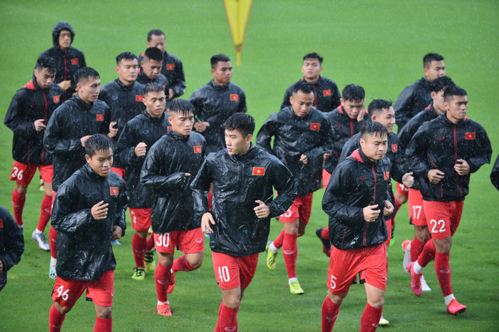 Trước khi bắt đầu buổi tập, cơn mưa lớn đổ xuống. Nhận định cơn mưa kéo dài, HLV Park Hang-seo yêu cầu toàn đội mặc áo khoác ngoài để tránh bị ngấm nước, đồng thời yêu cầu các cầu thủ phải khởi động kỹ để làm nóng cơ thể.