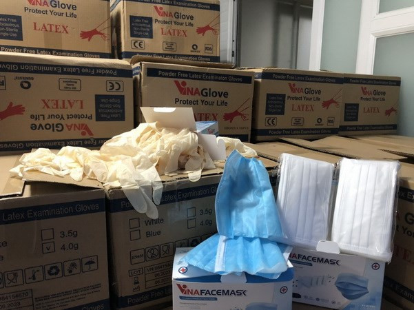 Găng tay và khẩu trang y tế được phát hiện tại Công ty TNHH HDPRO LAND.