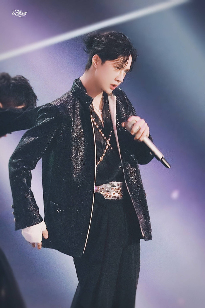 Vương Nhất Bác toát ra khí chất vương giả dù mặc set đồ nữ trong đêm hội xe hơi toàn cầu Ảnh 16