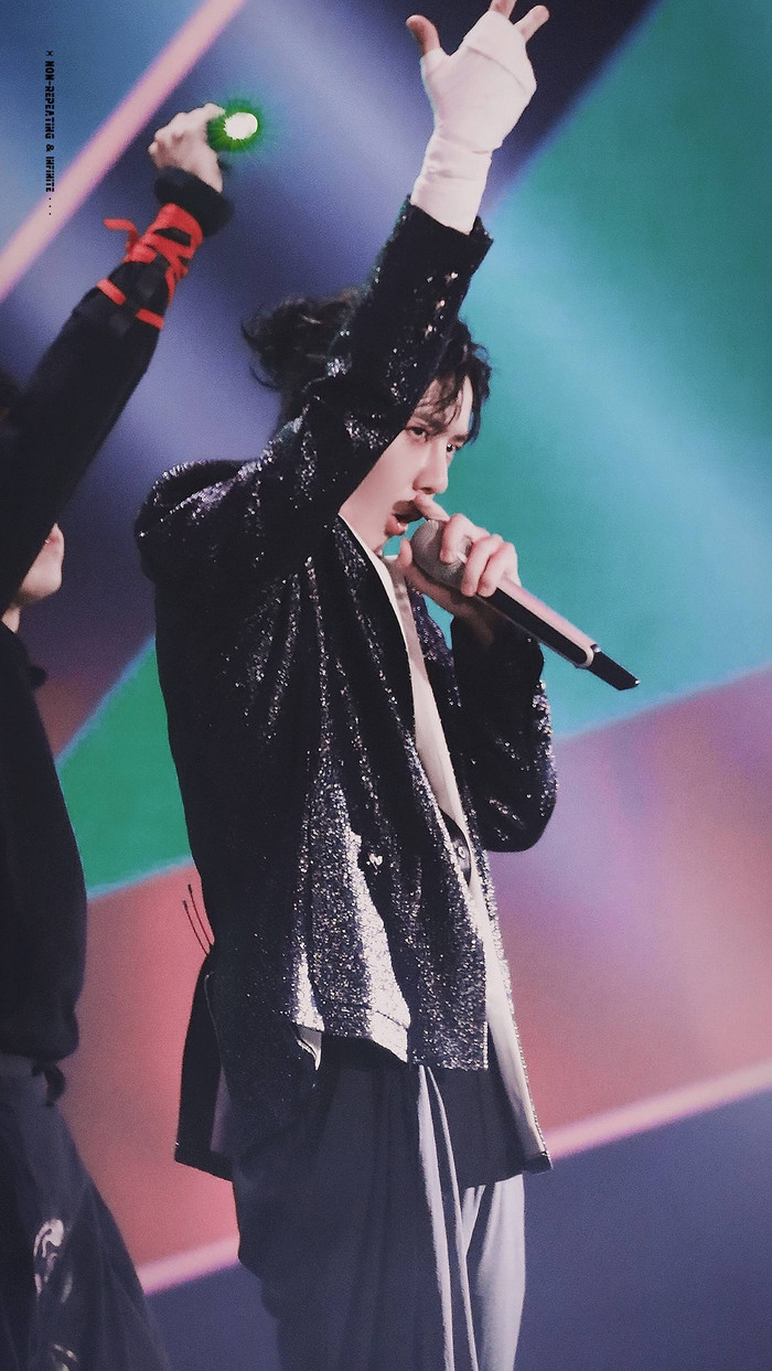 Vương Nhất Bác toát ra khí chất vương giả dù mặc set đồ nữ trong đêm hội xe hơi toàn cầu Ảnh 15