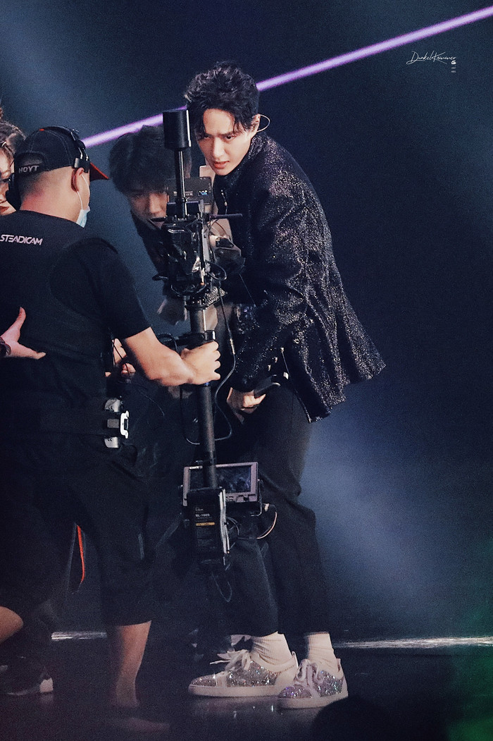 Vương Nhất Bác toát ra khí chất vương giả dù mặc set đồ nữ trong đêm hội xe hơi toàn cầu Ảnh 17